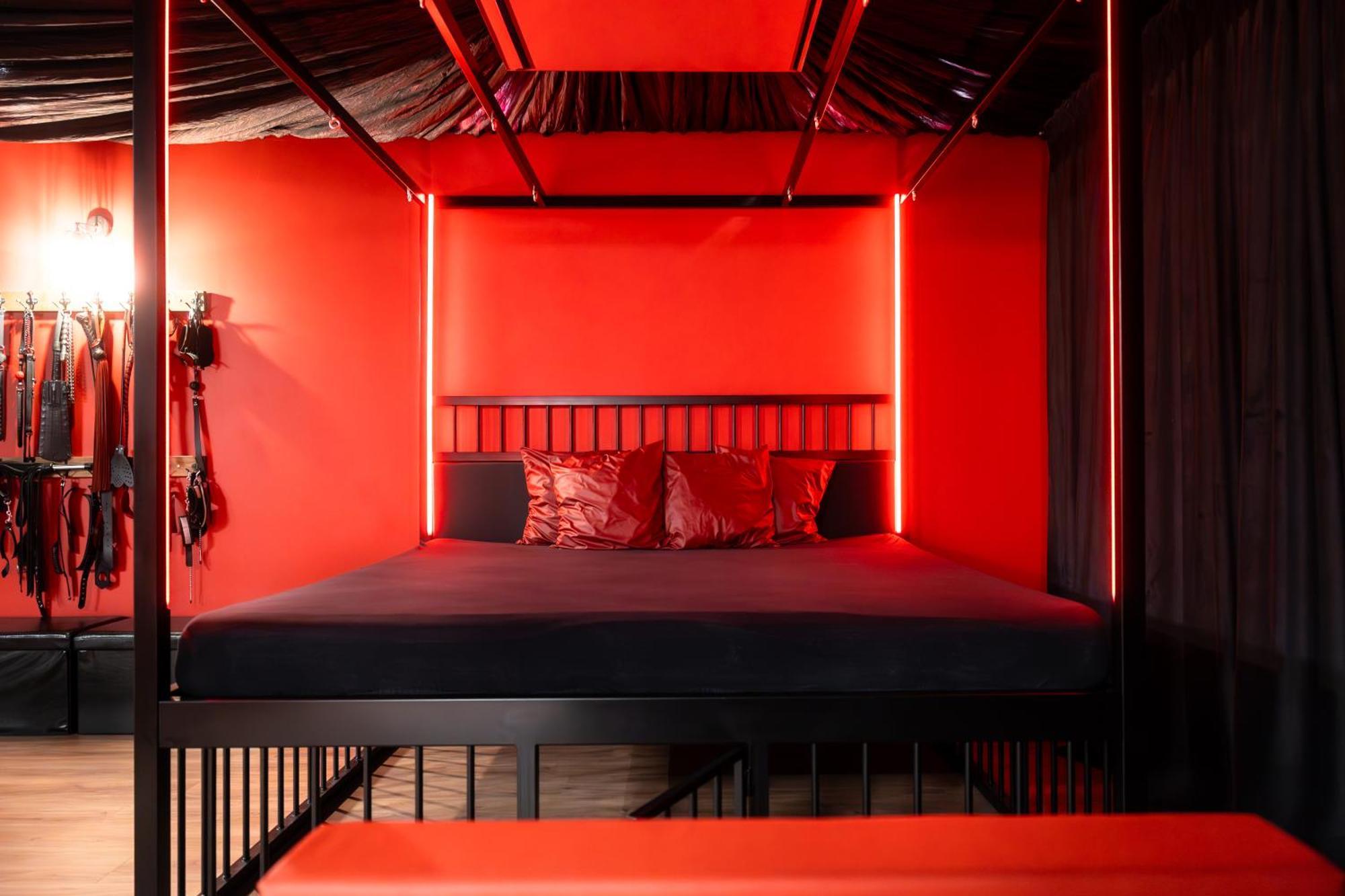 Bdsm Red Apartments Вилнюс Екстериор снимка